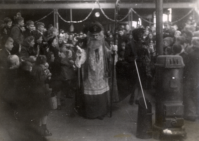 811813 Afbeelding van Sinterklaas die een bezoek brengt aan de kinderen van werknemers van de Carrosserie- en ...